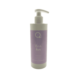 Kiss Her Body Lotion 300ml by Qure - Λοσιόν Σώματος με Άρωμα Λεβάντα, Τριαντάφυλλο & Κεδρόξυλο 🪻🌹🌲Ενυδάτωση και πολυτελές άρωμα που διαρκεί!