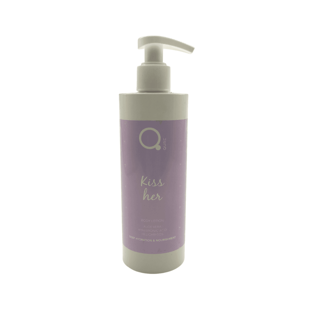 Kiss Her Body Lotion 300ml by Qure - Λοσιόν Σώματος με Άρωμα Λεβάντα, Τριαντάφυλλο & Κεδρόξυλο 🪻🌹🌲Ενυδάτωση και πολυτελές άρωμα που διαρκεί!