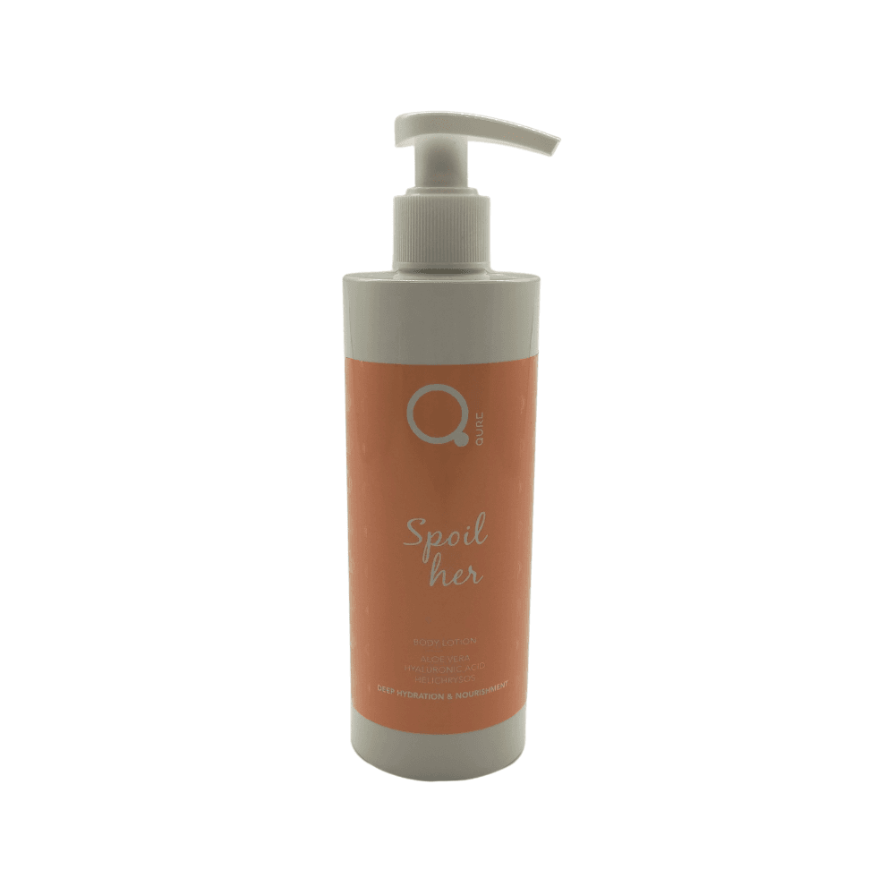 Spoil Her Body Lotion 300ml by Qure - Λοσιόν Σώματος με Άρωμα Καραμέλα Καρύδα και Βανίλια. 🍬🥥🍦