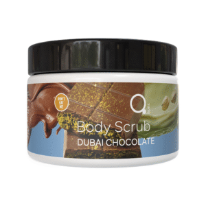 Dubai Chocolate Body Scrub 500ml by Qure βάζο προϊόντος, ένα πολυτελές απολεπιστικό σώματος με κόκκους ηφαιστειακού περλίτη και πλούσιο άρωμα σοκολάτας, για λεία και αναζωογονημένη επιδερμίδα. | Dubai Chocolate Body Scrub 500ml by Qure product jar, a luxurious body exfoliant with volcanic perlite granules and rich chocolate fragrance, for smooth and revitalized skin.