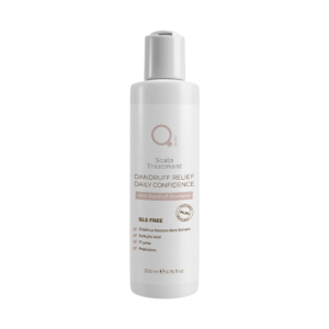 Anti Dandruff Shampoo 200ml SLS Free by Qure | Qure Anti Dandruff Shampoo 200ml for daily confidence | Qure Αντιπιτυριδικό Σαμπουάν 200ml για καθημερινή αυτοπεποίθηση SLS Free Anti Dandruff Shampoo bottle | SLS Free Αντιπιτυριδικό Σαμπουάν μπουκάλι Using Qure Anti Dandruff Shampoo | Χρήση Qure Αντιπιτυριδικού Σαμπουάν